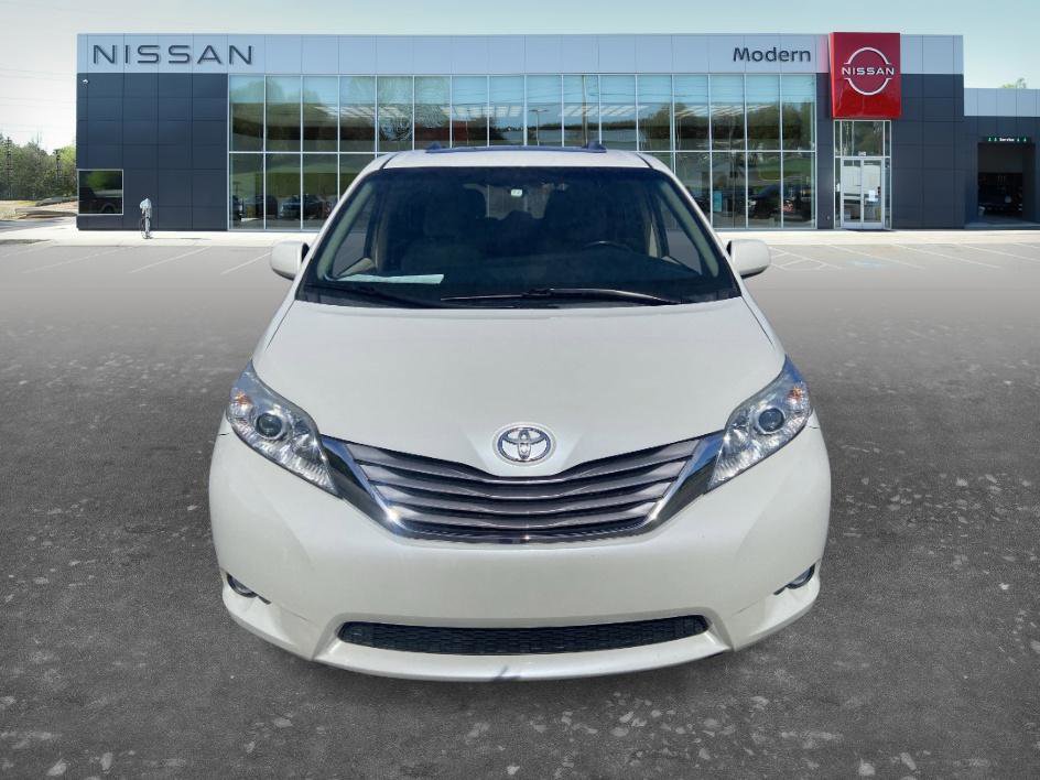 Used 2016 Toyota Sienna XLE FWD image 2