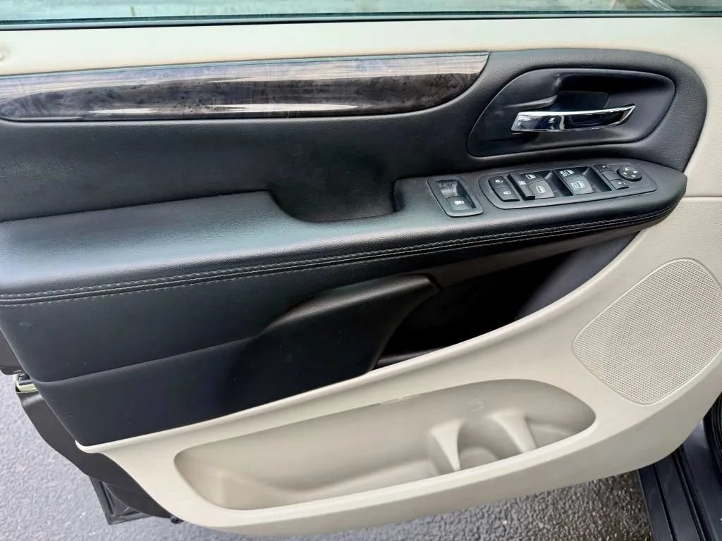 Used 2018 Dodge Grand Caravan SE w/ UConnect Hands-Free Group FWD image 11