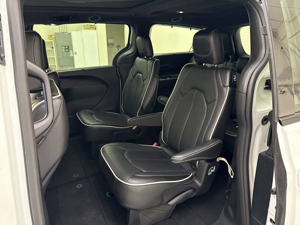 Used 2025 Chrysler Pacifica Limited FWD image 16