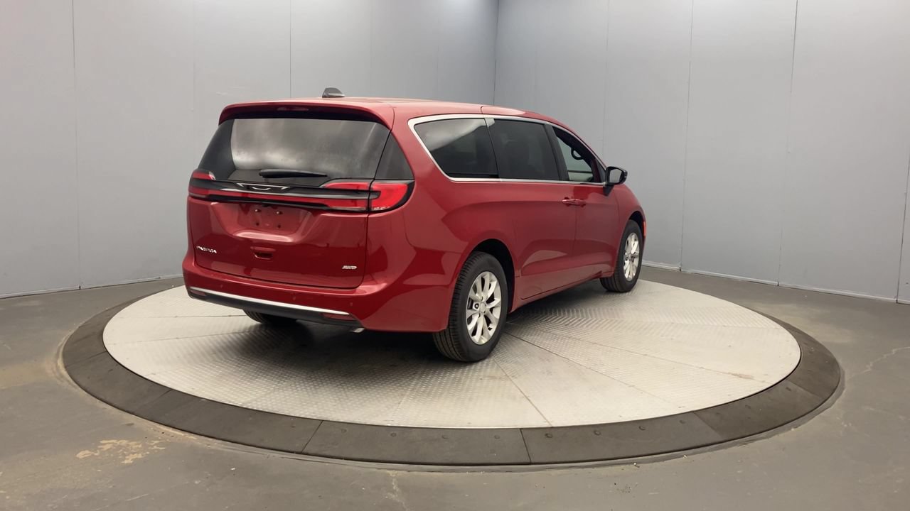 New 2027 Chrysler Pacifica Select w/ Family Tech Group AWD/4WD image 4