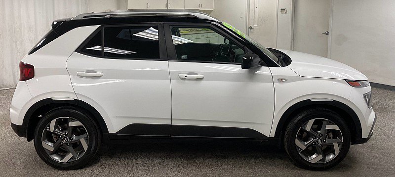 Used 2023 Hyundai Venue Limited image 4