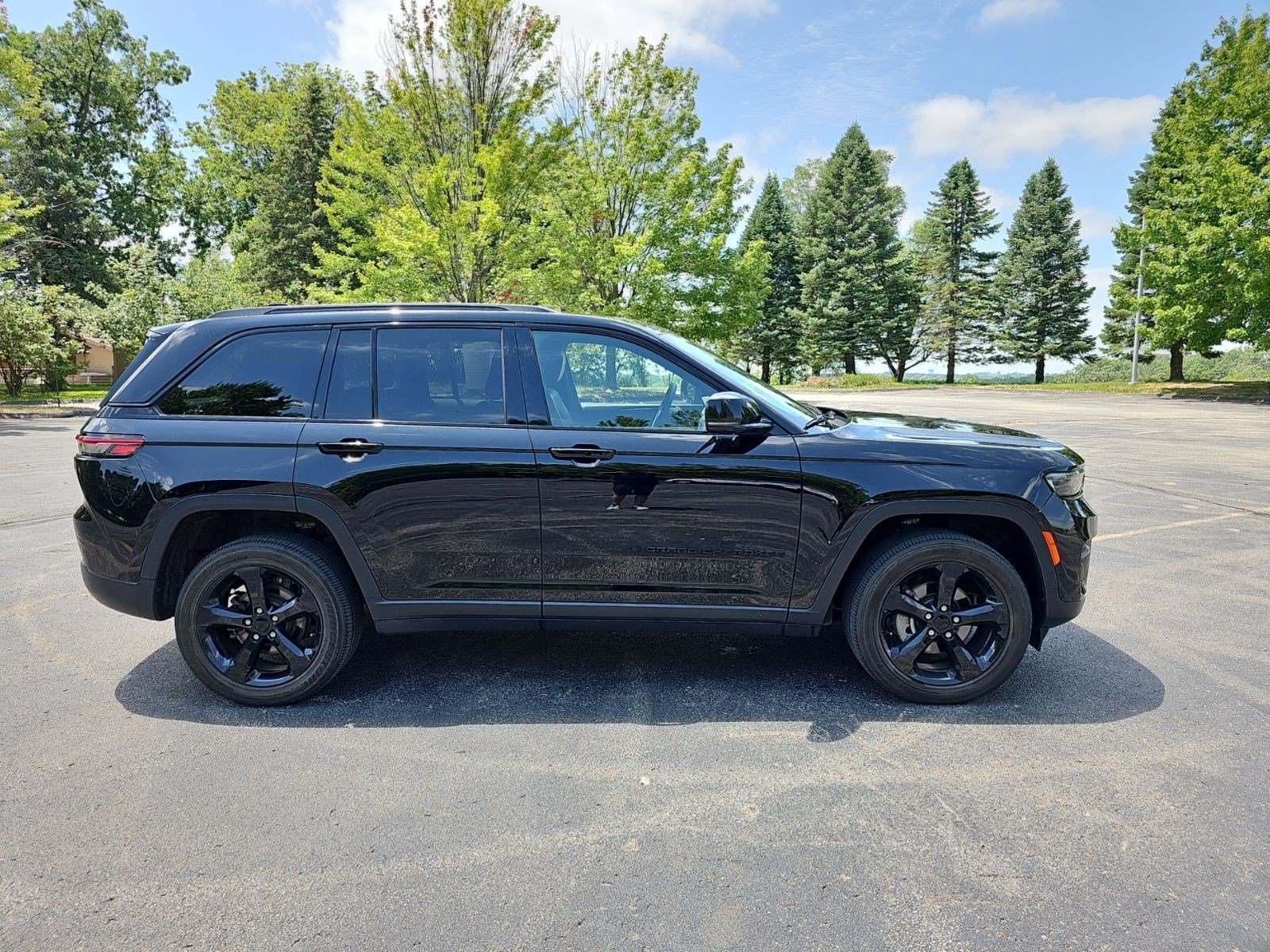 Used 2023 Jeep Grand Cherokee Altitude AWD/4WD image 7