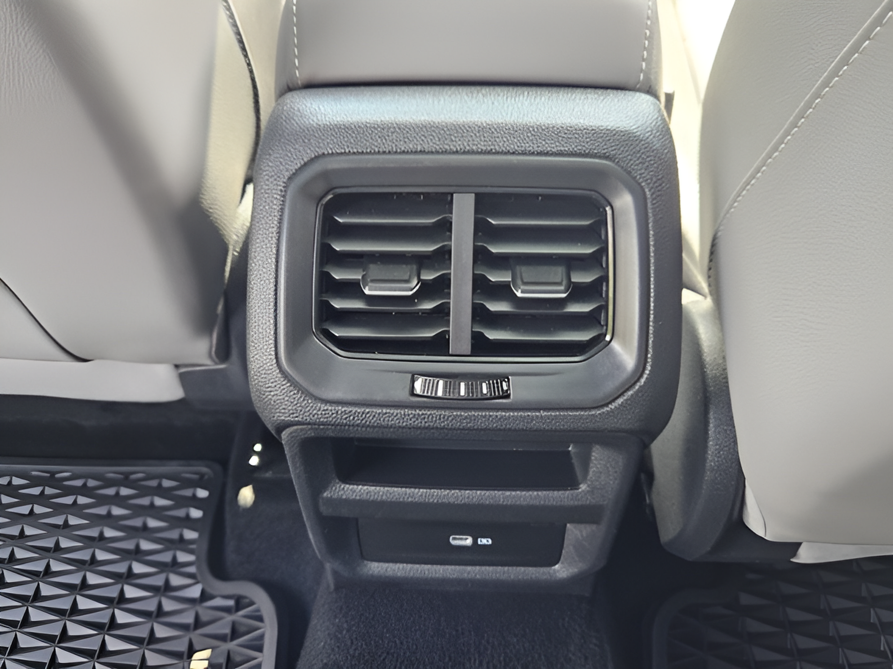 Used 2024 Volkswagen Taos SE FWD image 10
