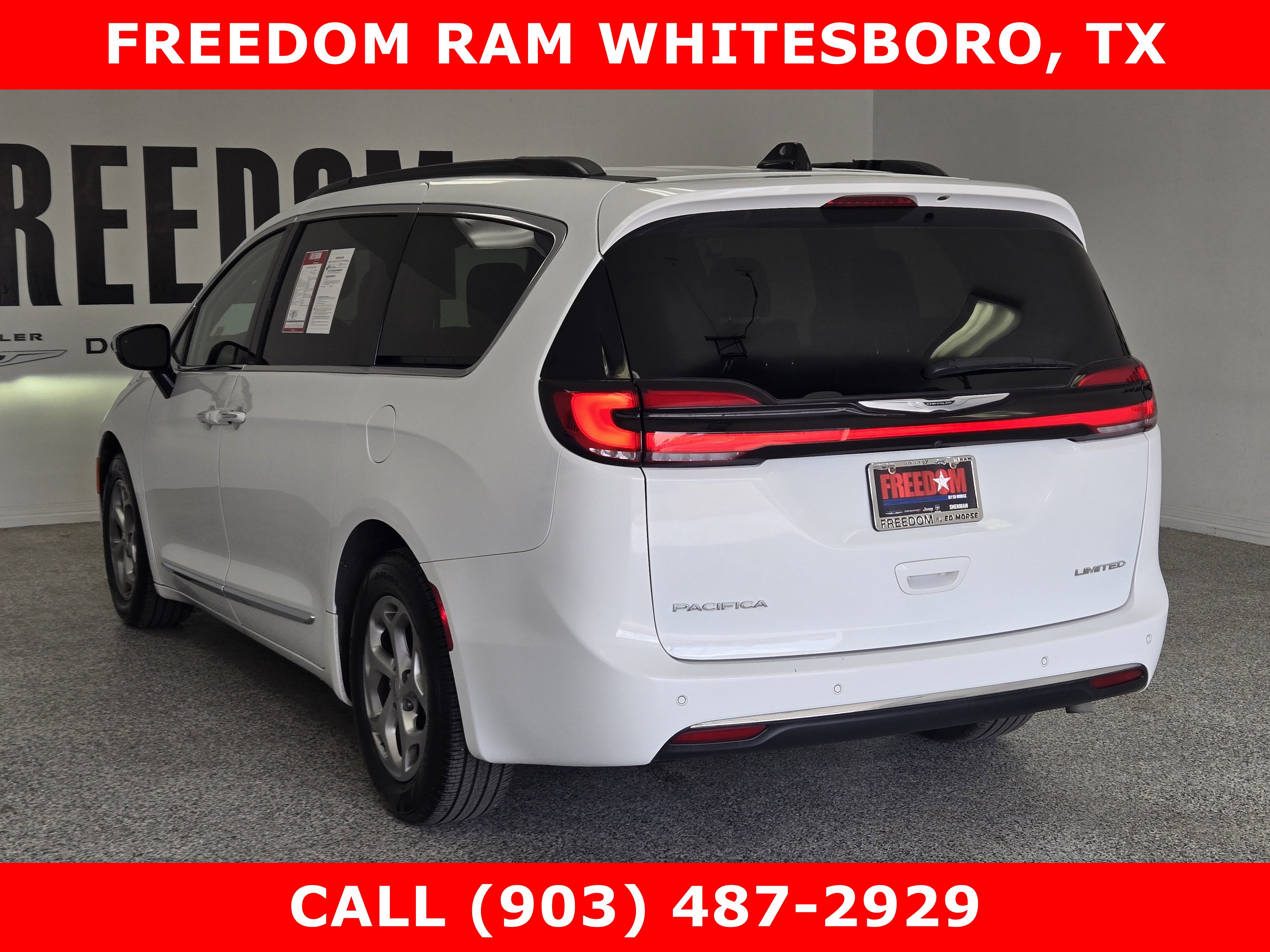 Used 2023 Chrysler Pacifica Limited FWD image 4