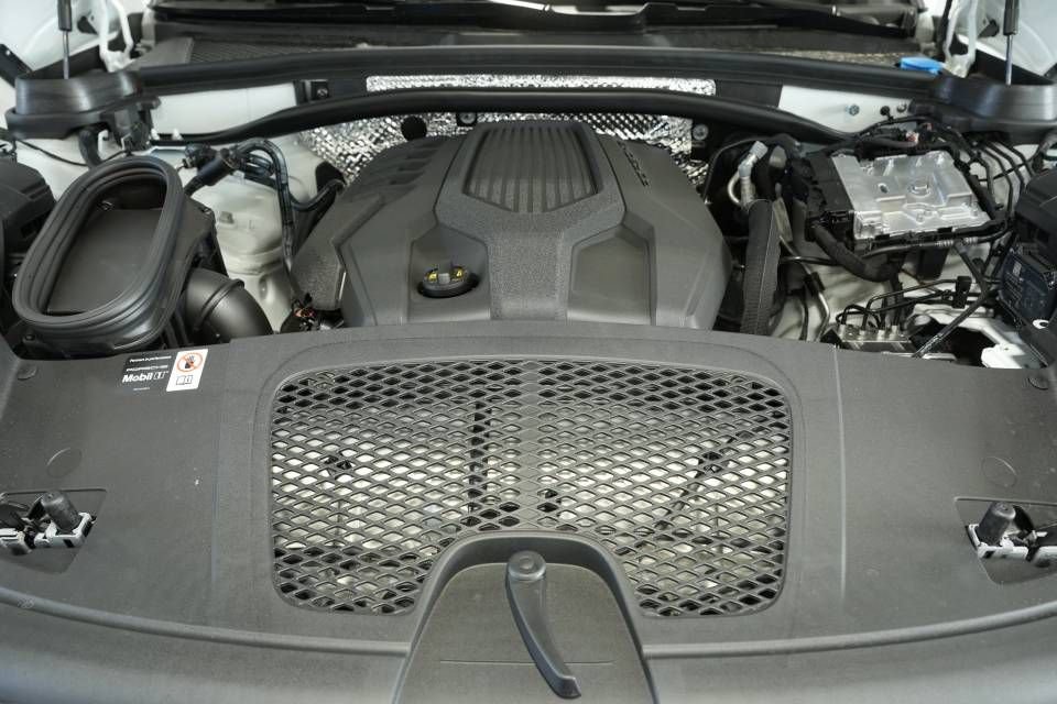 Certified 2025 Porsche Macan AWD/4WD image 30