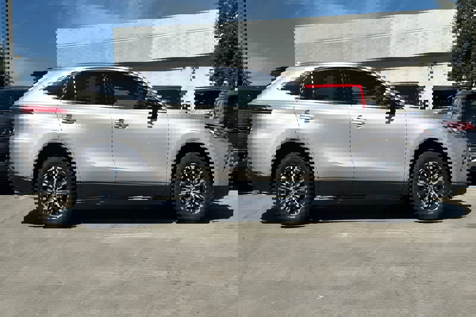 Used 2024 Toyota Venza LE image 9