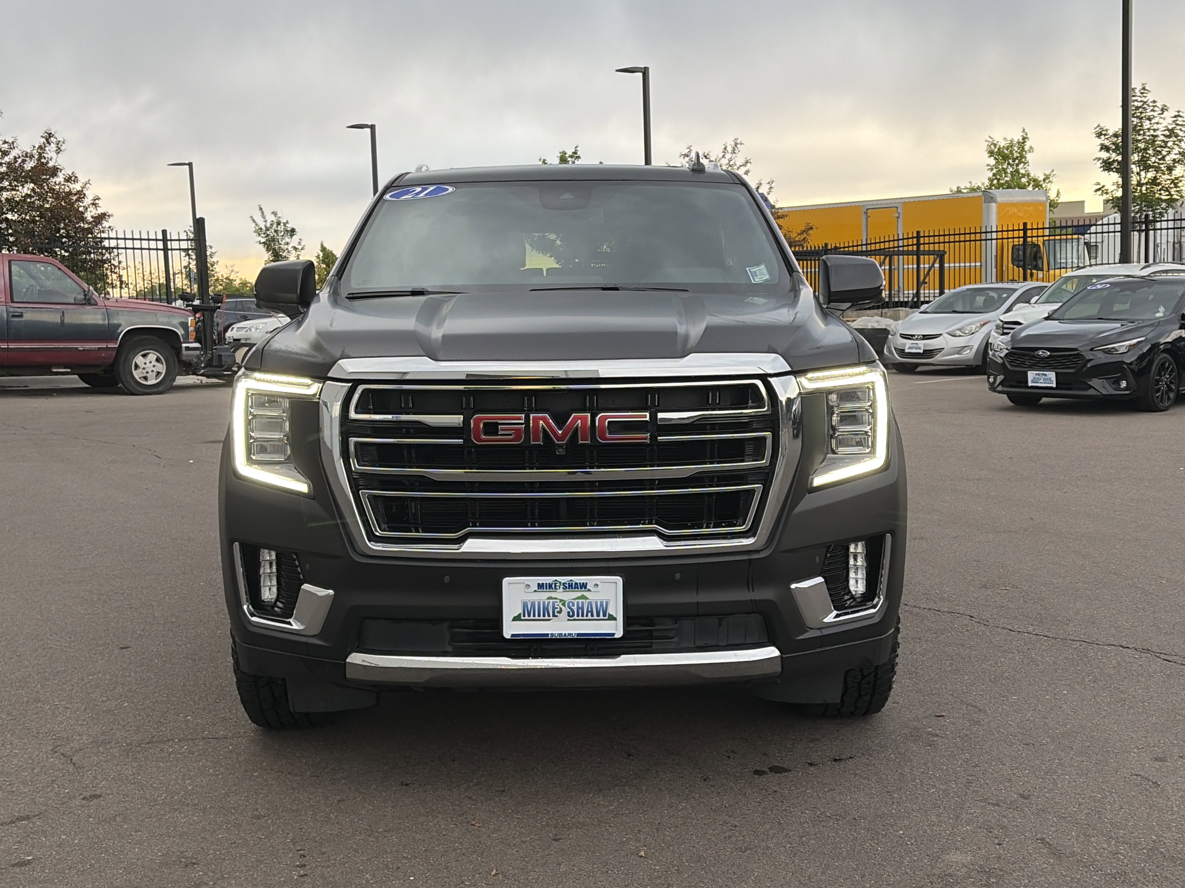 Used 2023 GMC Yukon XL SLT w/ SLT Luxury Package AWD/4WD image 2