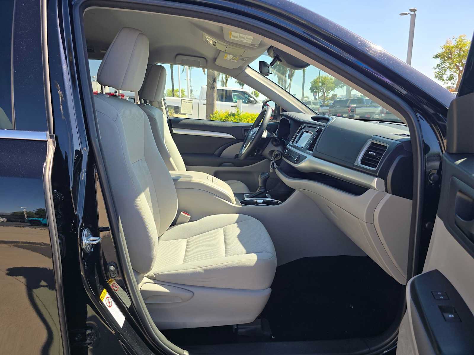 Used 2018 Toyota Highlander LE FWD image 10