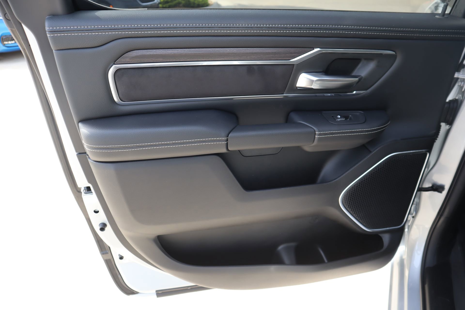 New 2026 RAM 1500 Laramie AWD/4WD image 18