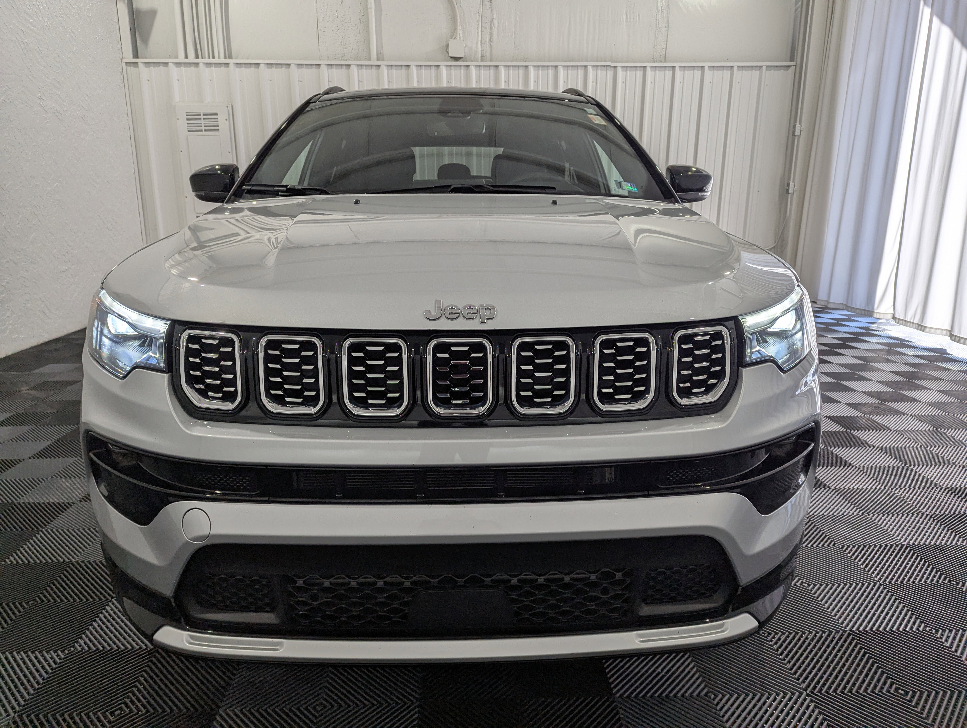 Used 2025 Jeep Compass Limited w/ Elite Group AWD/4WD image 4
