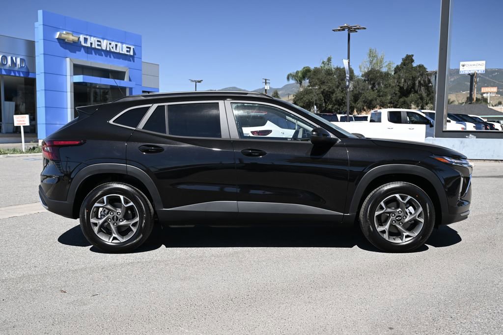 New 2026 Chevrolet Trax LT w/ LPO, Blackout Package FWD image 3