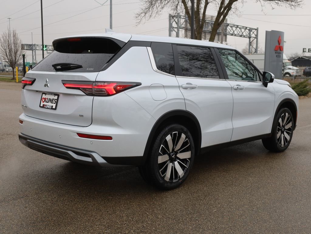 New 2025 Mitsubishi Outlander SE image 10