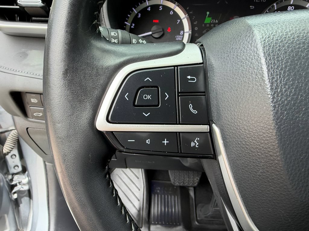 Used 2024 Toyota Highlander LE FWD image 25