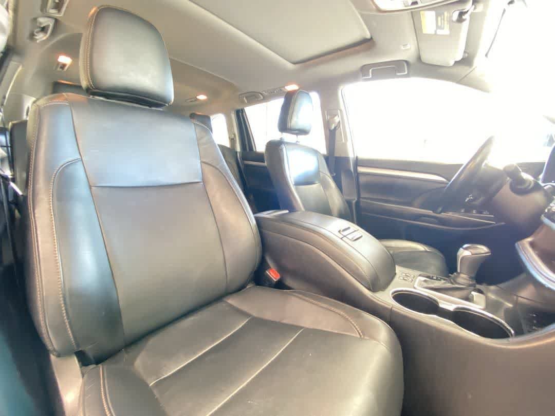 Used 2019 Toyota Highlander XLE AWD/4WD image 29