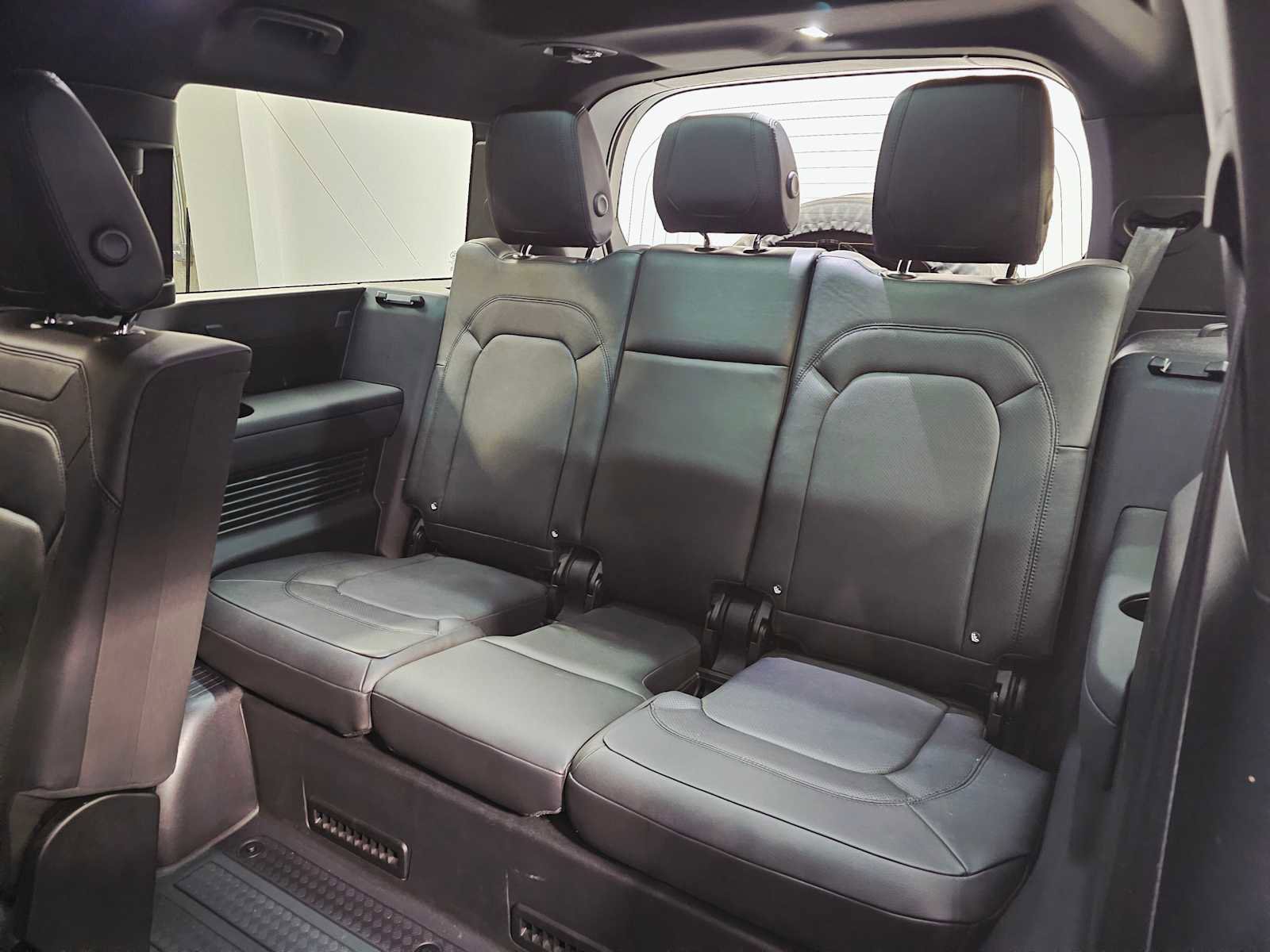 Used 2024 Land Rover Defender 130 X-Dynamic SE image 27