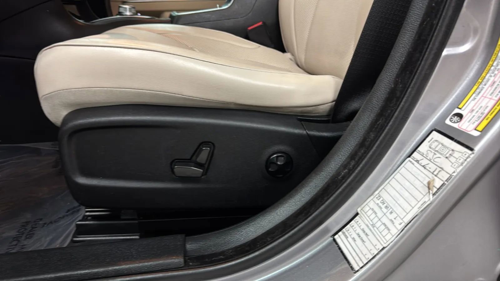 Used 2018 Chrysler 300 Limited w/ Safetytec Plus Group AWD/4WD image 18