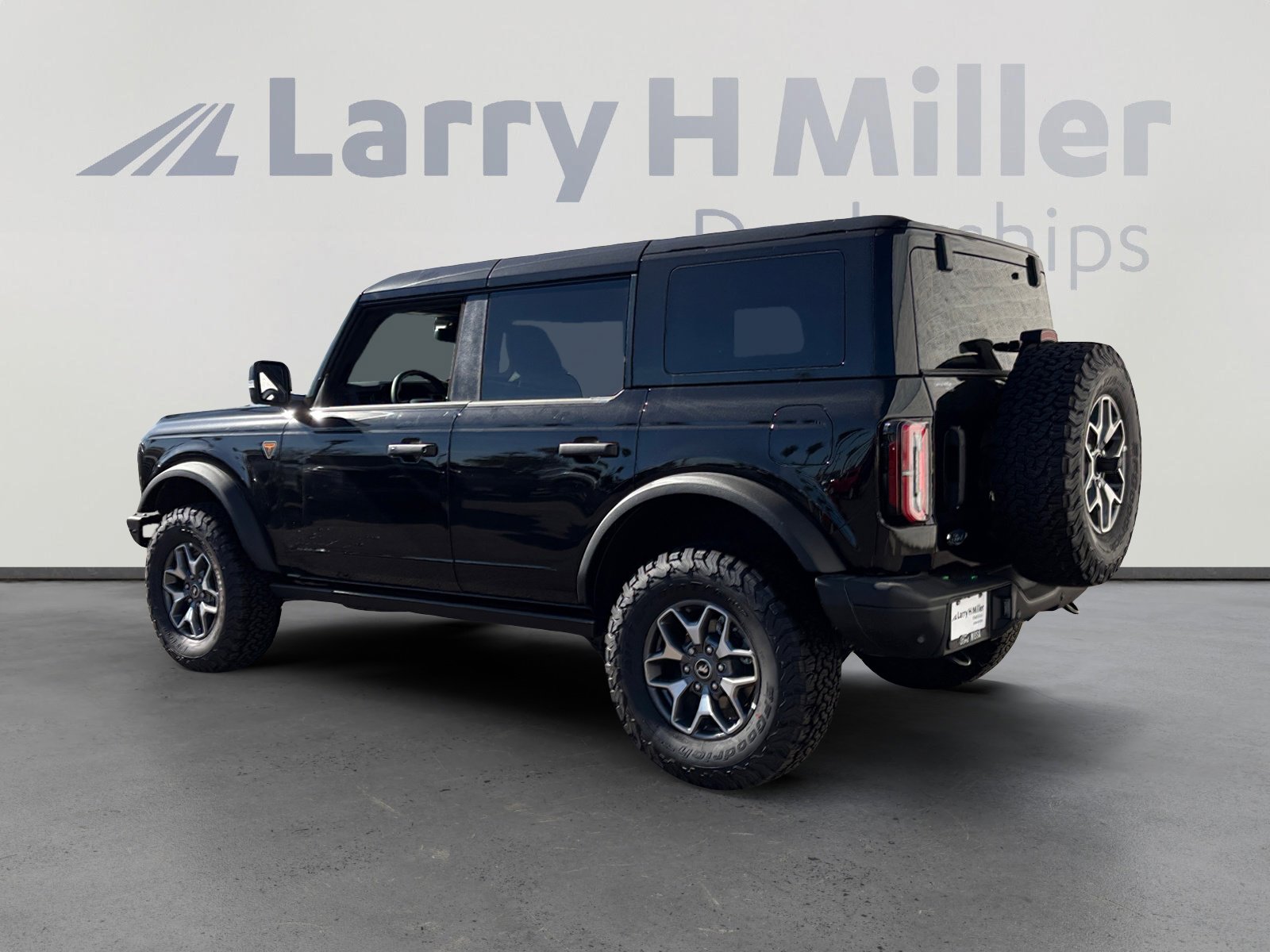 New 2025 Ford Bronco Badlands image 3