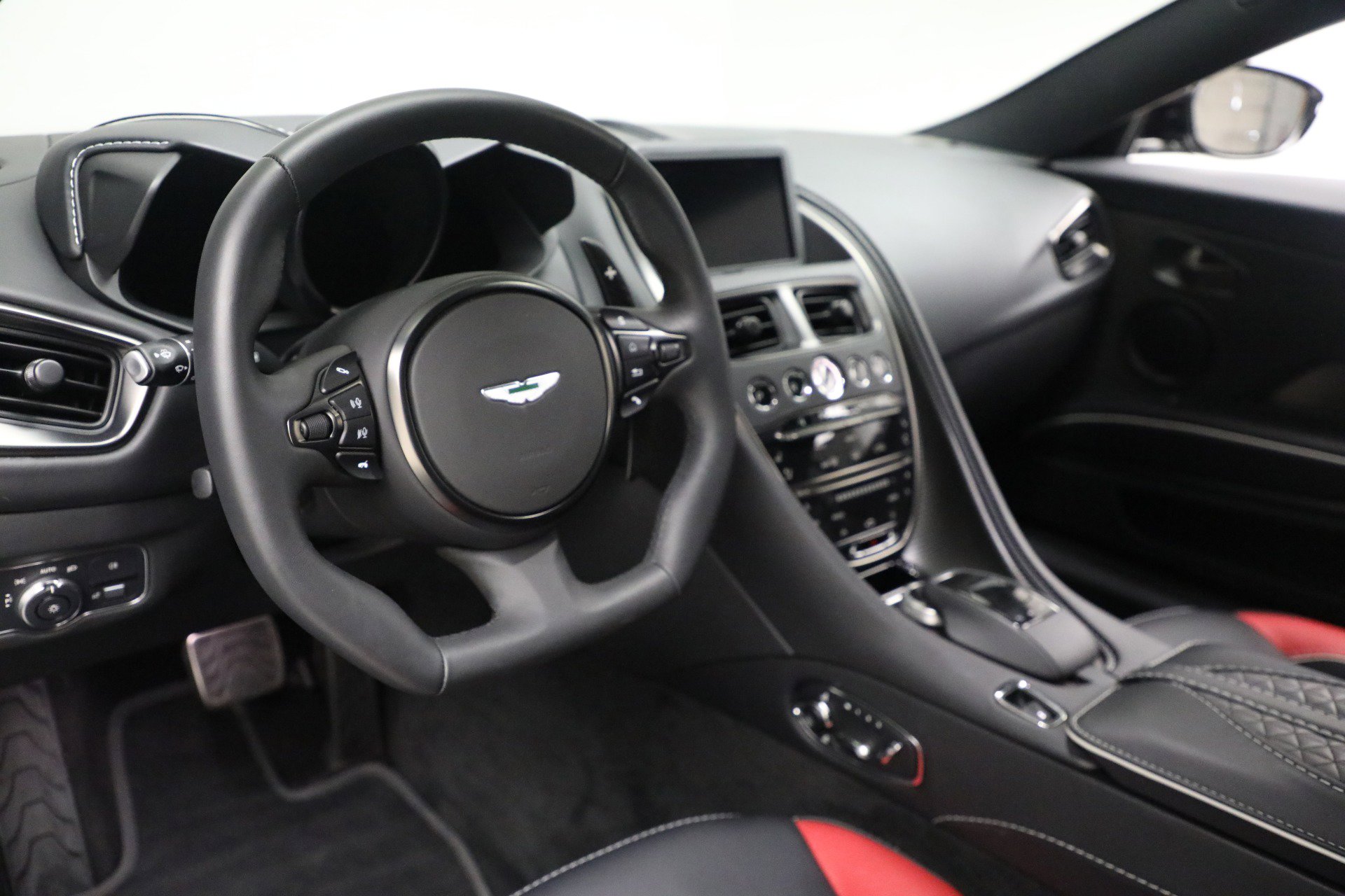 Used 2023 Aston Martin DBS Coupe image 21
