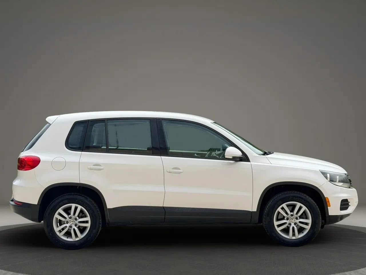 Used 2014 Volkswagen Tiguan S FWD image 2