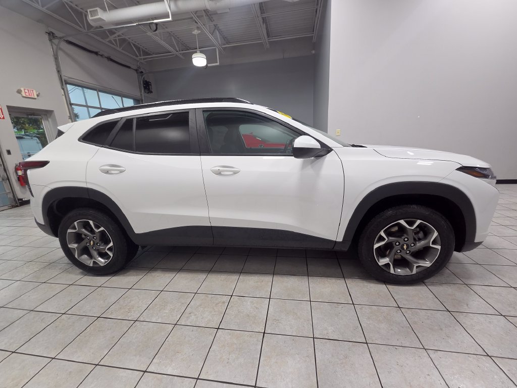Used 2025 Chevrolet Trax LT w/ LT Convenience Package FWD image 12