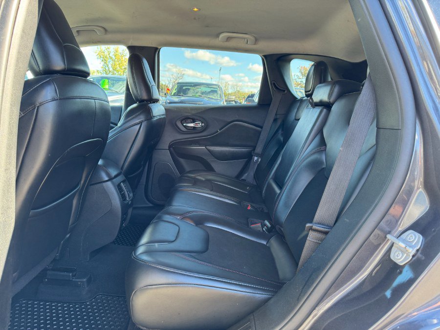 Used 2020 Jeep Cherokee Trailhawk image 16