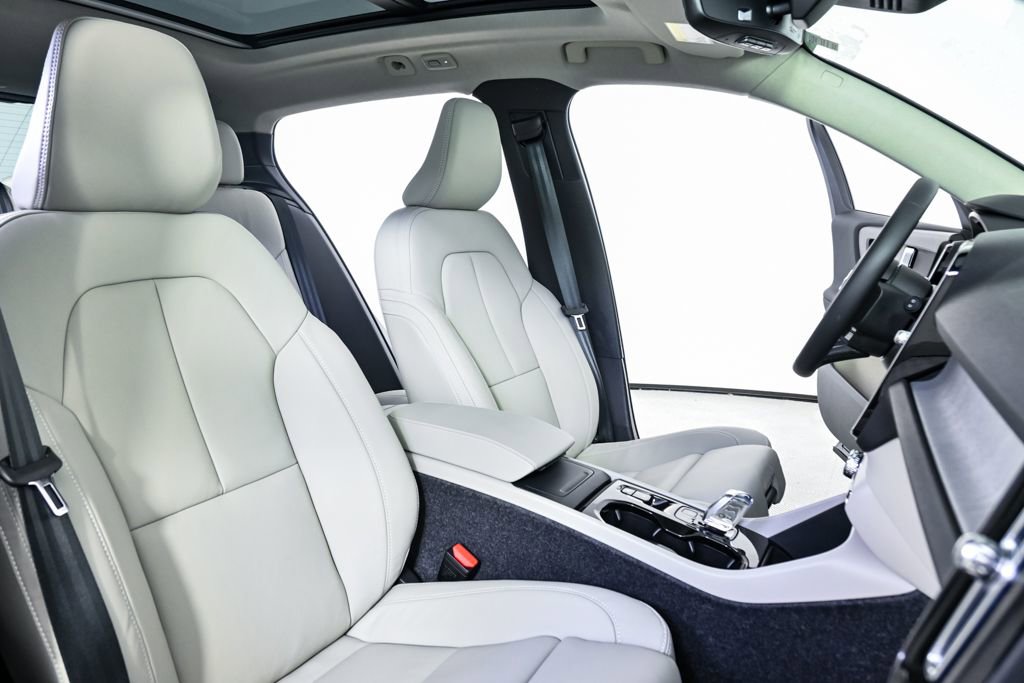 New 2026 Volvo XC40 B5 Plus w/ Climate Package image 22