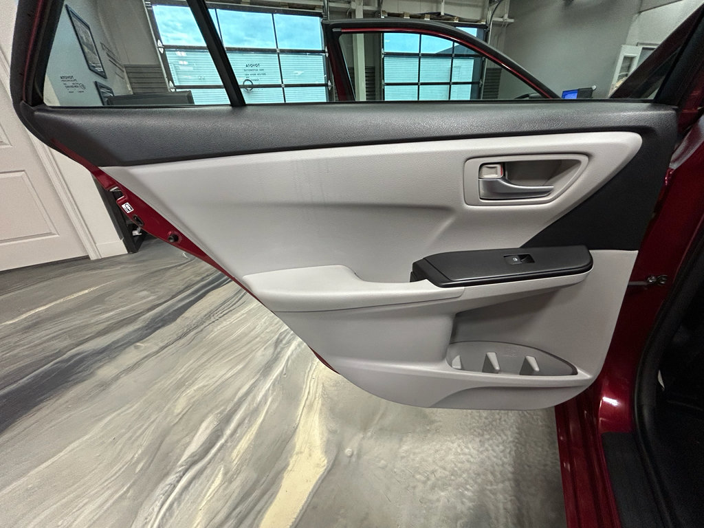 Used 2016 Toyota Camry SE w/ Moonroof Package FWD image 44