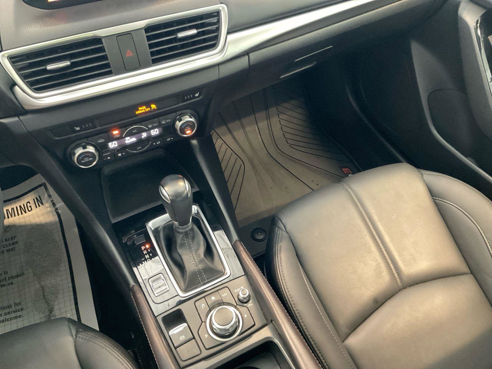 Used 2018 MAZDA MAZDA3 Touring FWD image 19