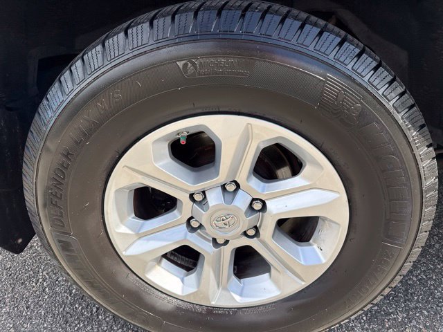 Used 2018 Toyota 4Runner SR5 AWD/4WD image 9