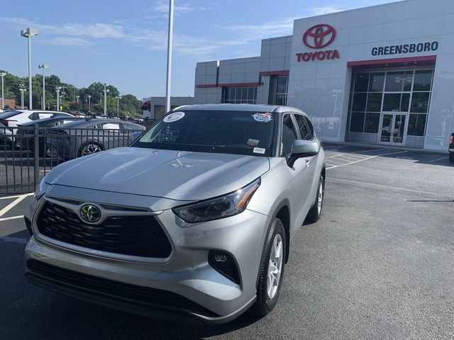 Used 2025 Toyota Highlander LE FWD video 1