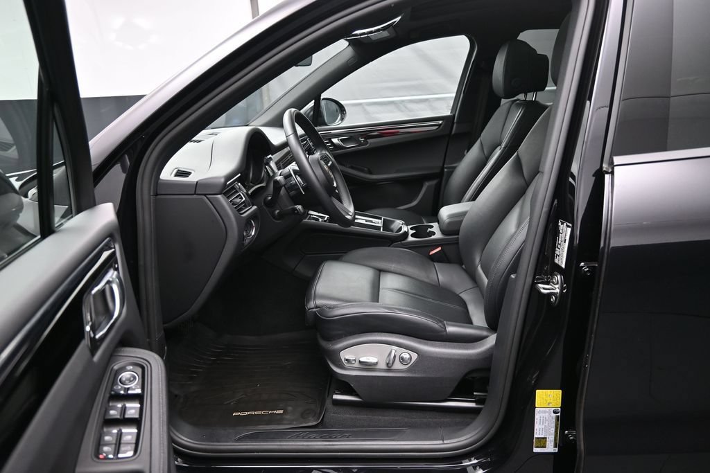 Certified 2025 Porsche Macan AWD/4WD image 8