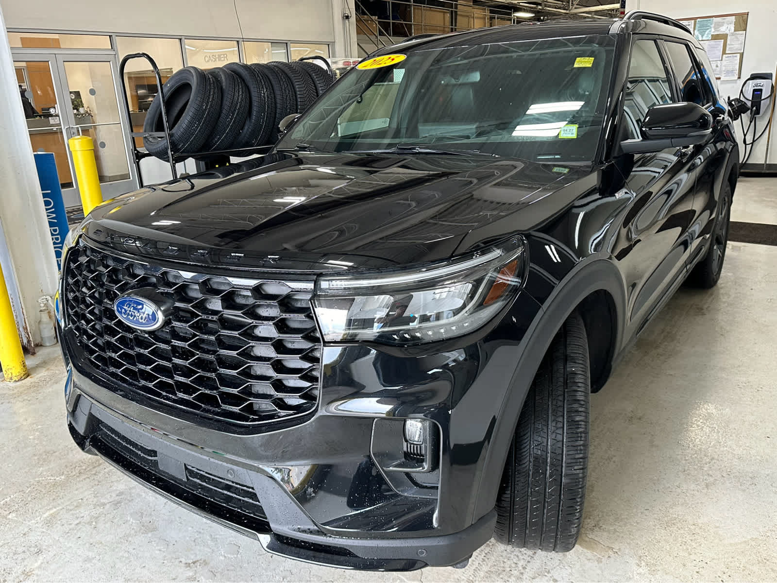 Used 2025 Ford Explorer ST-Line w/ Premium Package AWD/4WD image 4