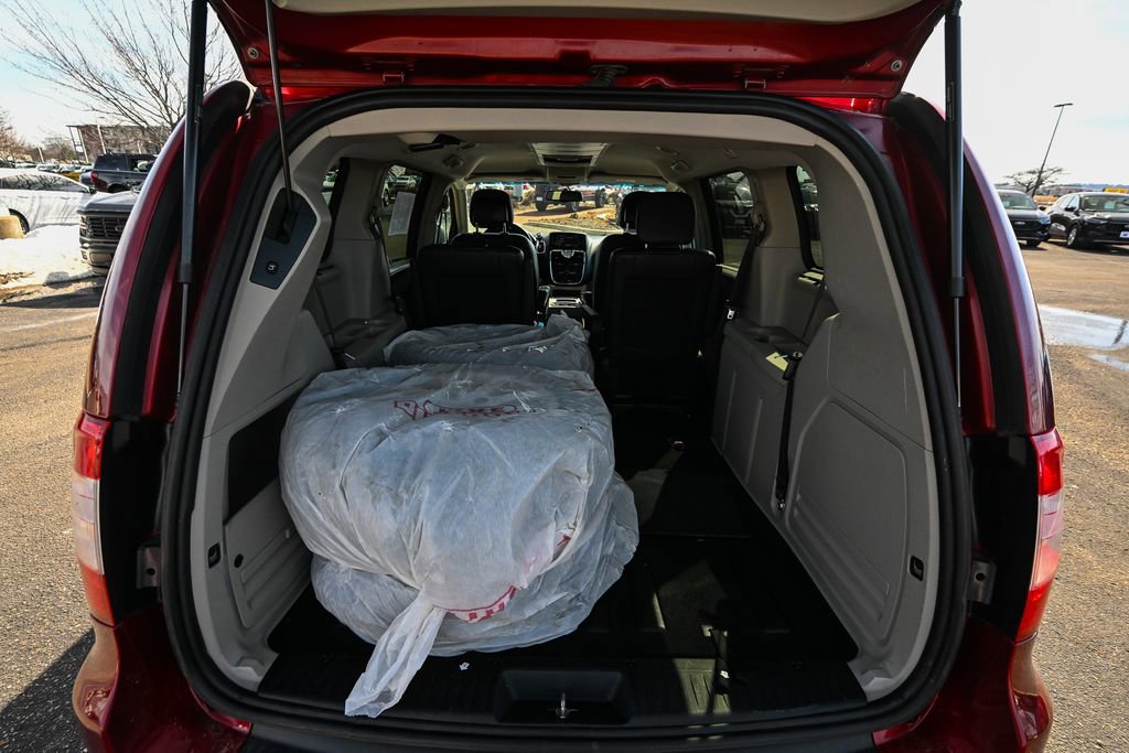 Used 2016 Chrysler Town & Country Touring w/ Driver Convenience Group image 16