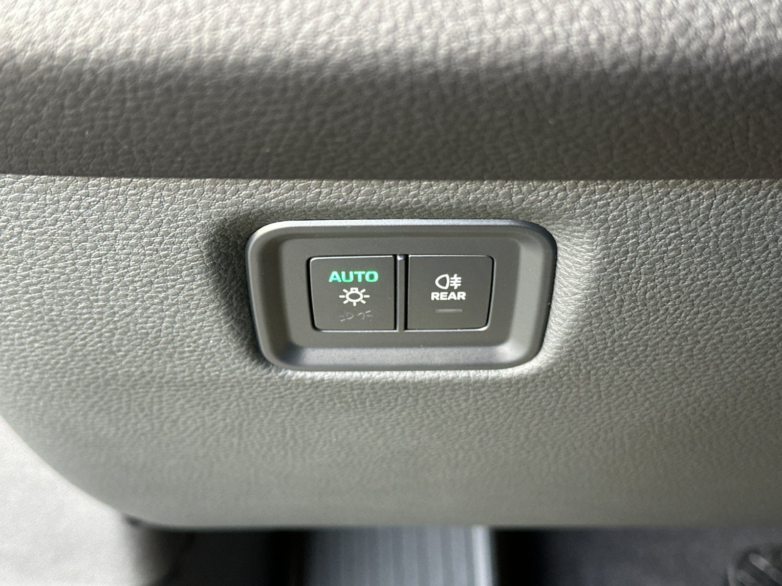 Certified 2025 Porsche Cayenne AWD/4WD image 33