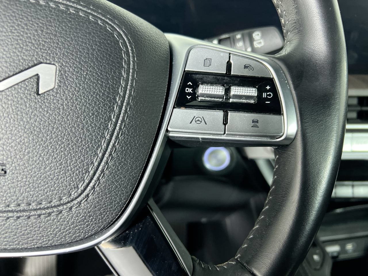 Used 2024 Kia Telluride EX w/ EX Captain's Chair Package FWD image 17
