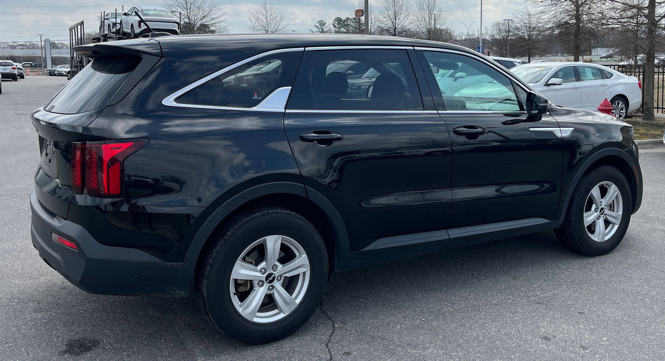 Used 2023 Kia Sorento LX image 9