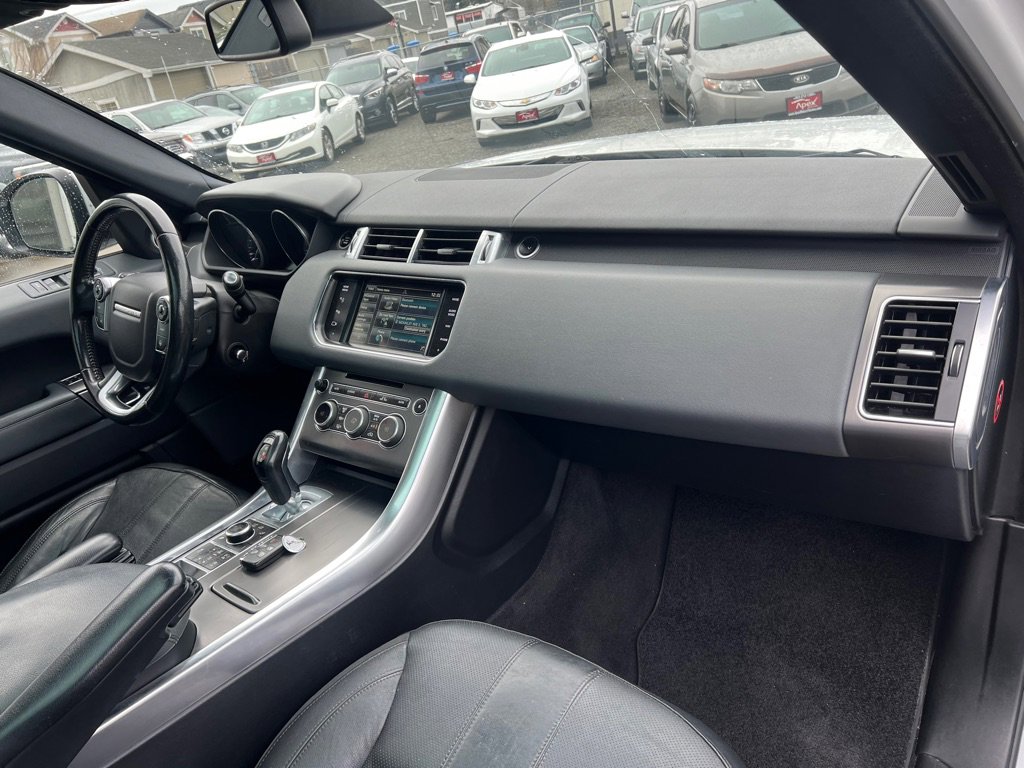 Used 2015 Land Rover Range Rover Sport SE image 18