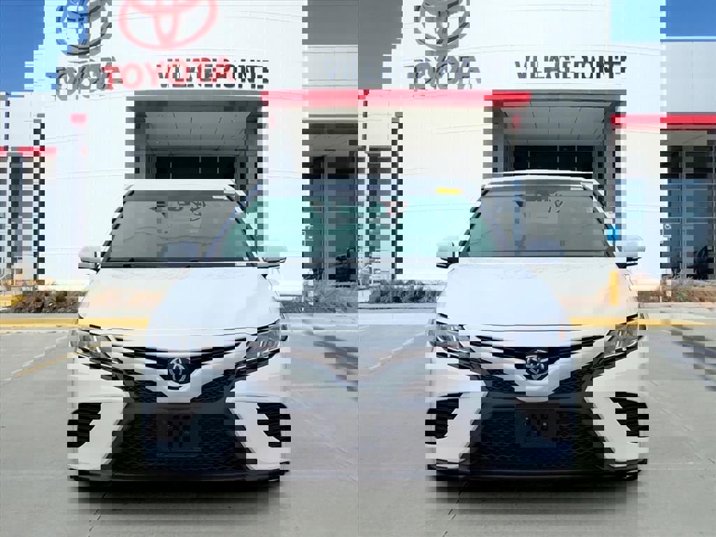 Used 2018 Toyota Camry SE w/ Convenience Package image 2