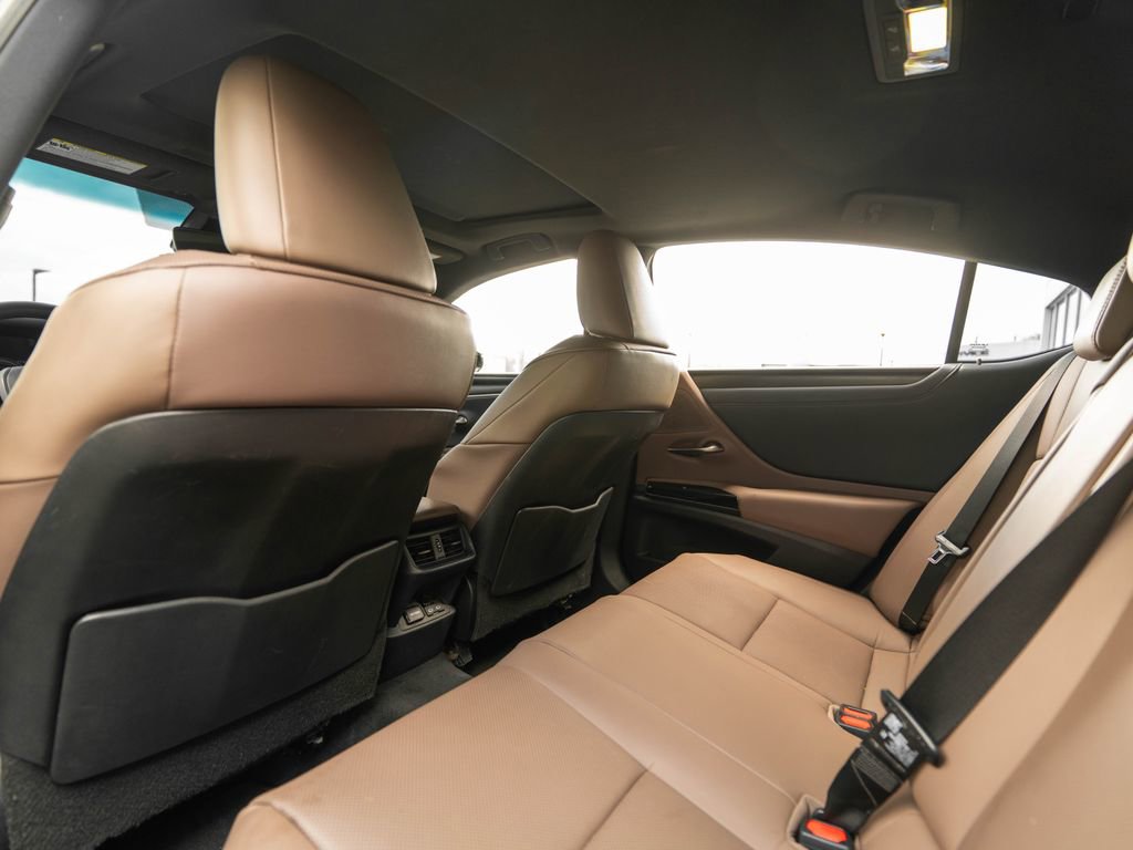 Used 2025 Lexus ES 300h w/ Premium Package FWD image 16