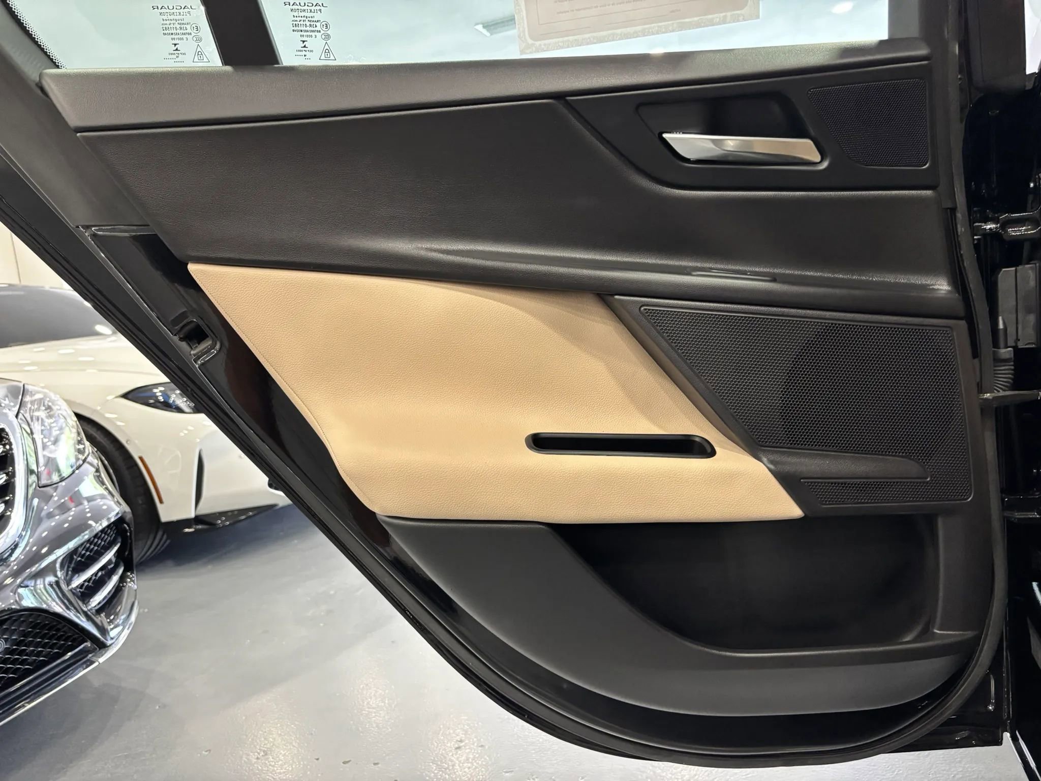 Used 2017 Jaguar XE Premium image 41