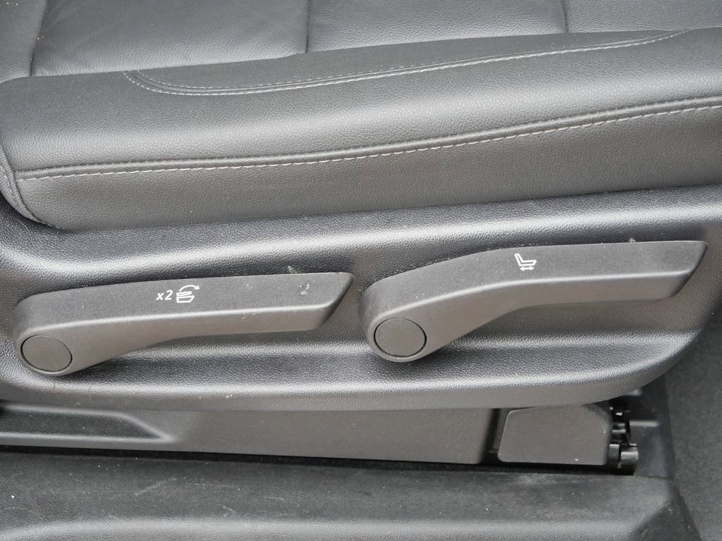 Used 2025 Chevrolet Suburban Z71 image 21