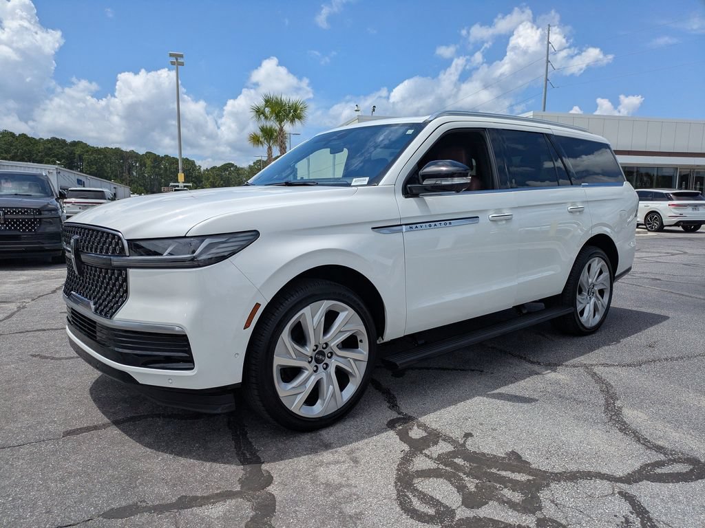 Used 2025 Lincoln Navigator Reserve AWD/4WD image 9