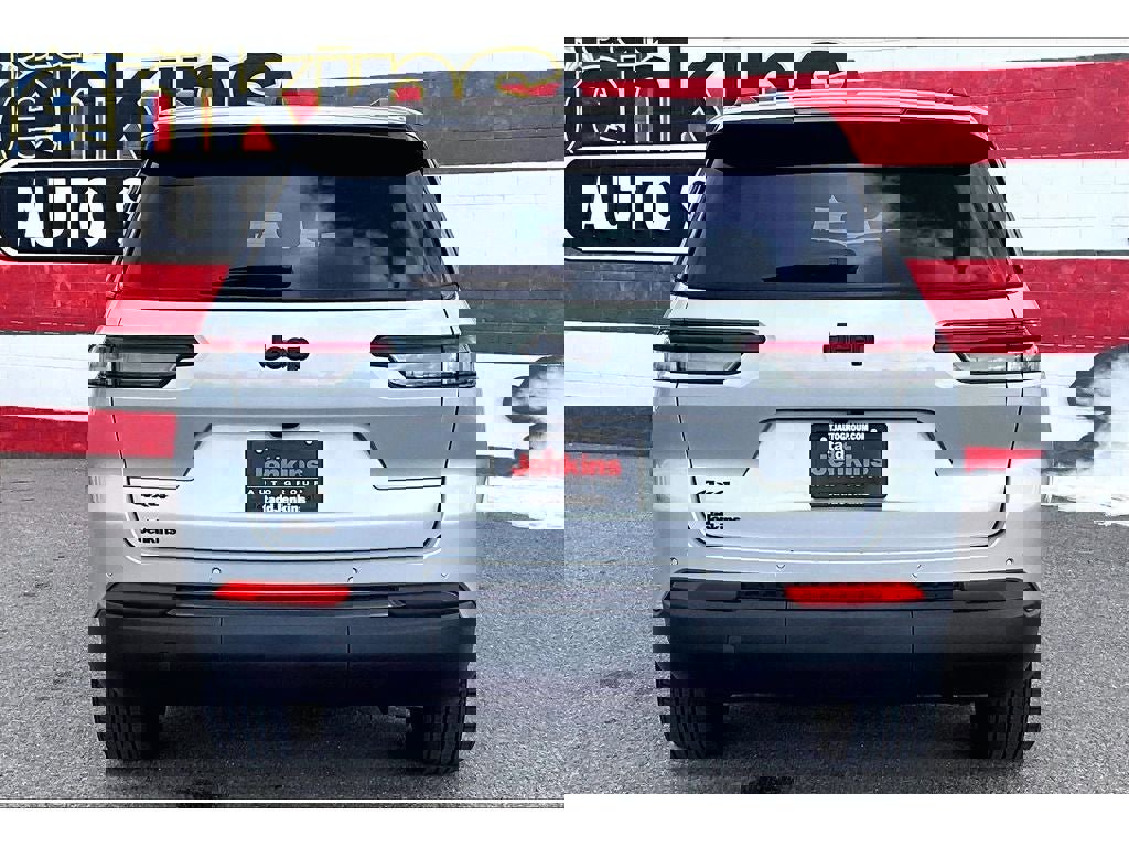 Used 2024 Jeep Grand Cherokee L Laredo image 4