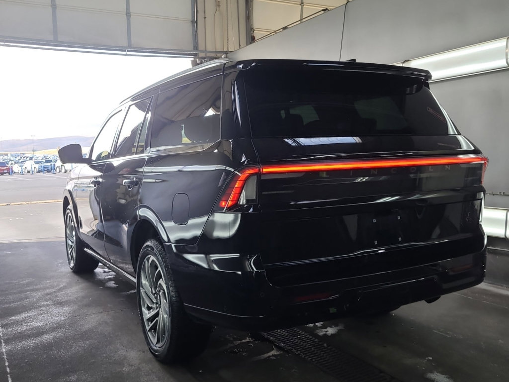 Used 2025 Lincoln Navigator Reserve AWD/4WD image 7