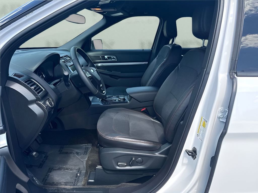 Used 2018 Ford Explorer XLT w/ Equipment Group 202A AWD/4WD image 9