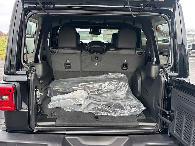 New 2026 Jeep Wrangler Unlimited Rubicon w/ Xtreme 35 Tire Package image 14