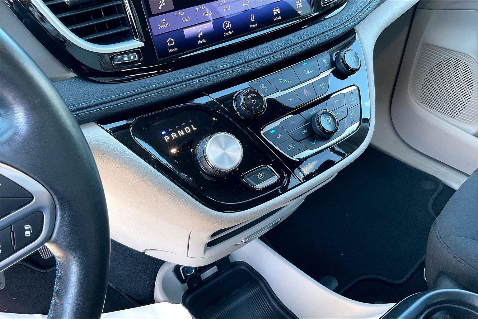Used 2021 Chrysler Pacifica Touring w/ Cold Weather Group FWD image 15