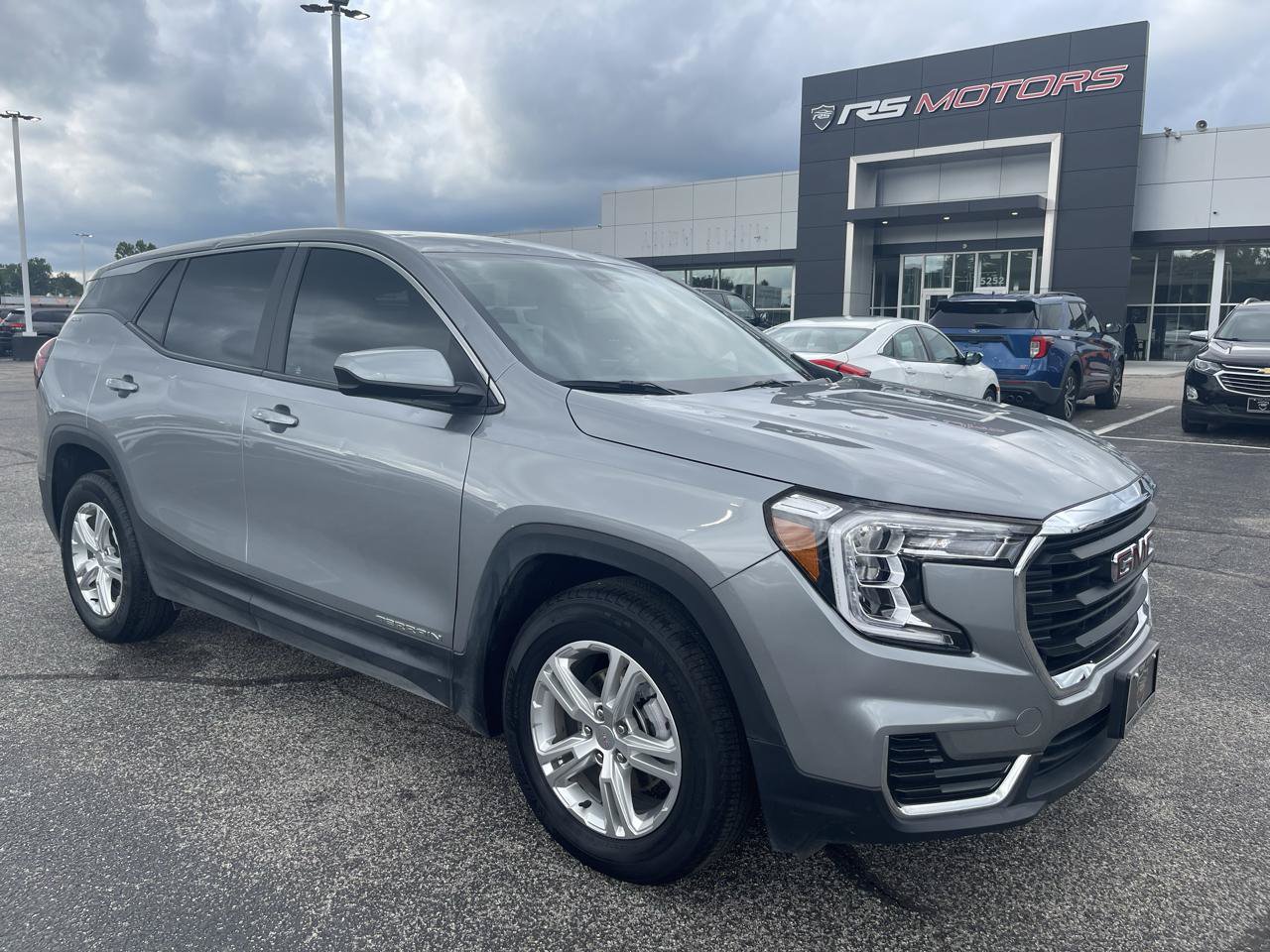 Used 2024 GMC Terrain SLE FWD image 2