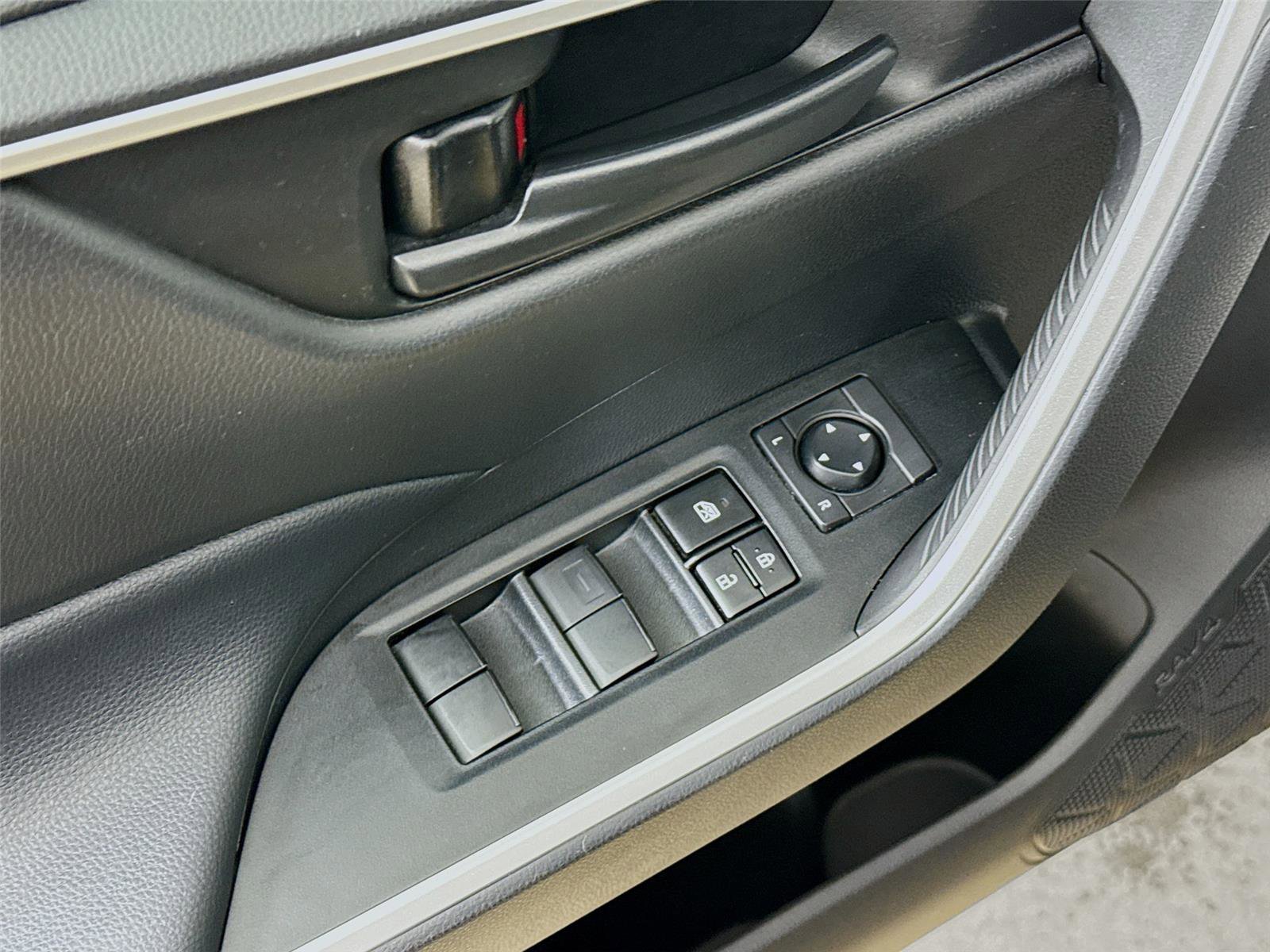 Used 2021 Toyota RAV4 LE image 19