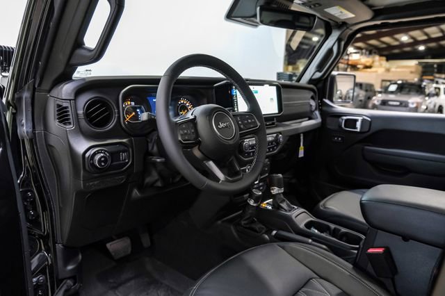 Used 2025 Jeep Gladiator Sport AWD/4WD image 15